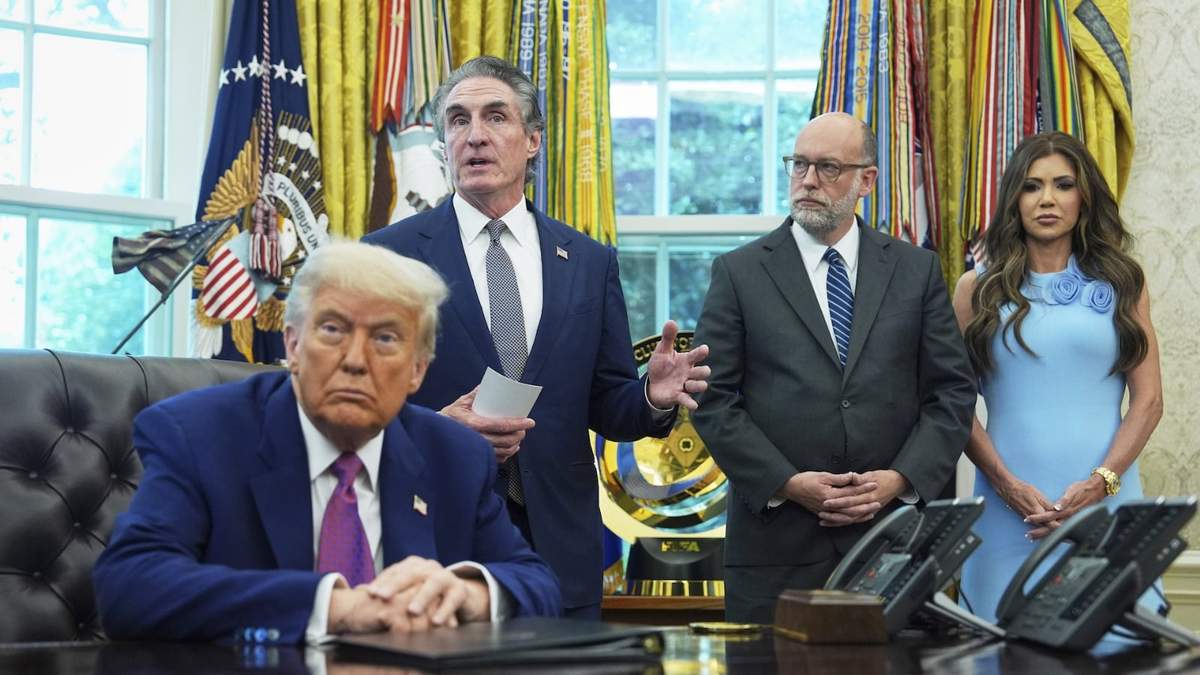 Kristi Noem (der.) en la Casa Blanca durante la conferencia de Trump del martes