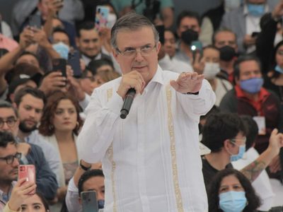 Marcelo Ebrard fue recibido en Ecatepec con aplausos y gritos de “¡presidente, presidente!”