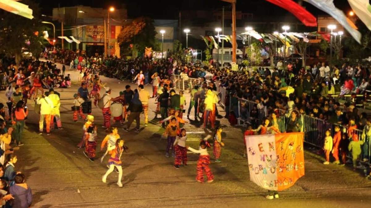 Cerca de 100 mil personas presenciaron el Corso de Carnaval en Zapala. Fuente: (Neuquén Informa)
