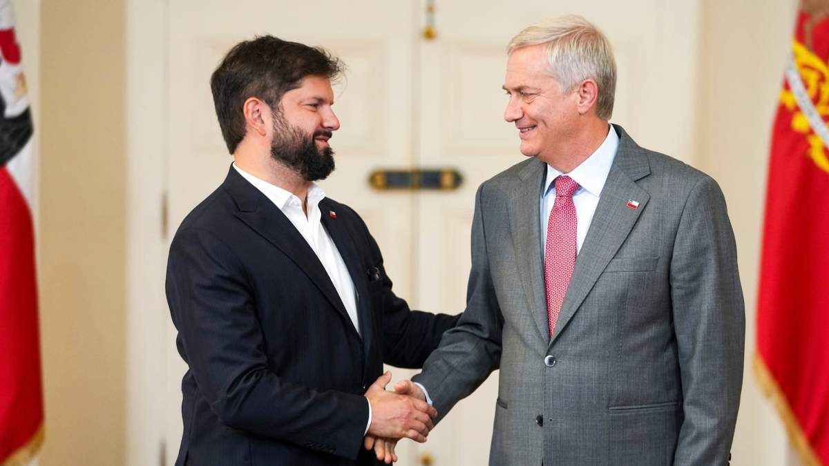 El presidente chileno Gabriel Boric da la bienvenida al presidente electo José Antonio Kast