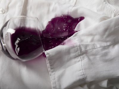 El truco viral para quitar las manchas de vino
