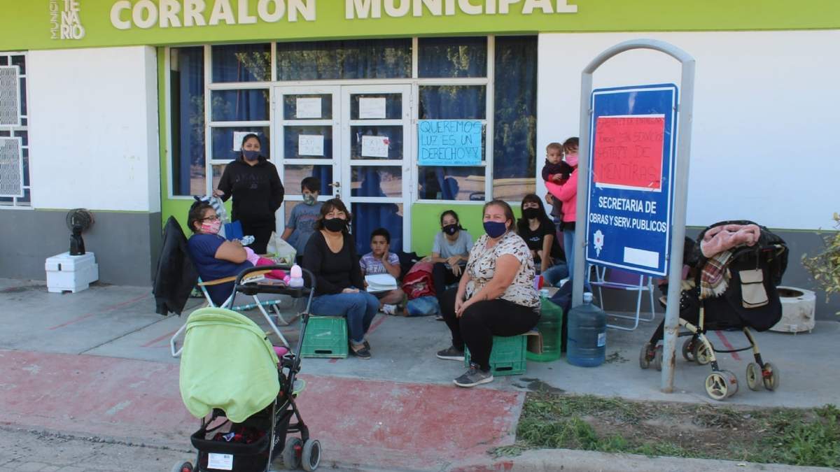 Vecinas en el ingreso del corralón municipal de Centenario. Fuente: (Twitter)
