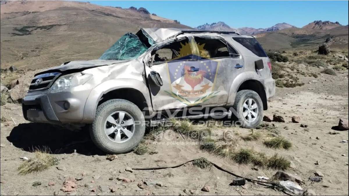 La camioneta Toyota en la que se desplazaba la familia, oriunda de Cipolletti. Fuente: (Policía de Neuquén)