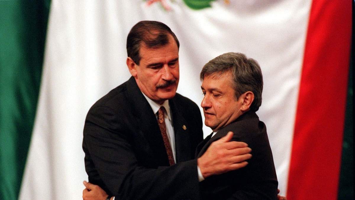 Vicente Fox y Andrés Manuel López Obrador durante la toma de protesta del nuevo Jefe de Gobierno capitalino, en el 2000