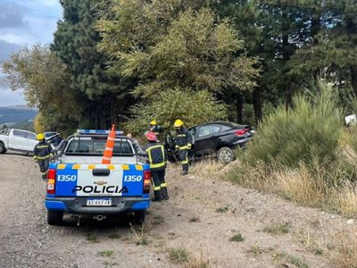 Una mujer herida por un choque frontal entre un auto y una camioneta