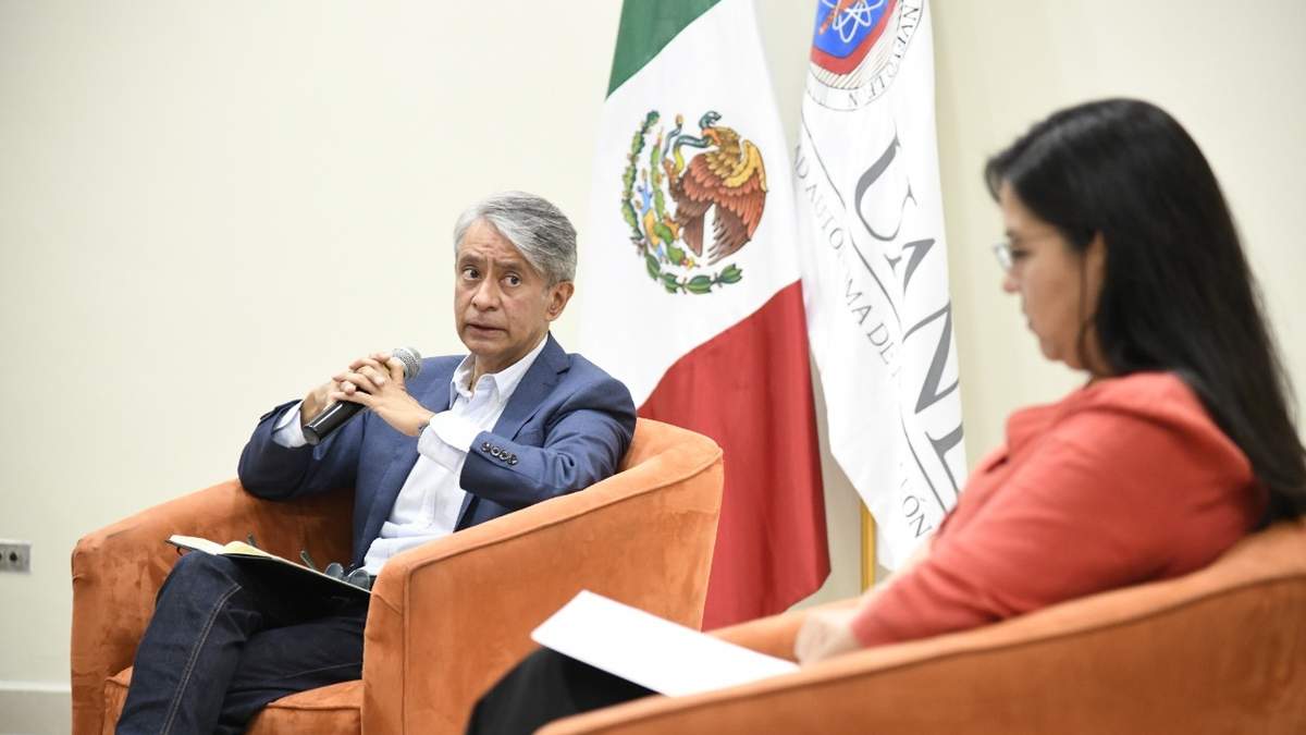 Jorge Carrasco, director de la revista Proceso, en una charla con alumnos de la Facultad de Ciencias de la Comunicación (FCC), de la Universidad Autónoma de Nuevo León