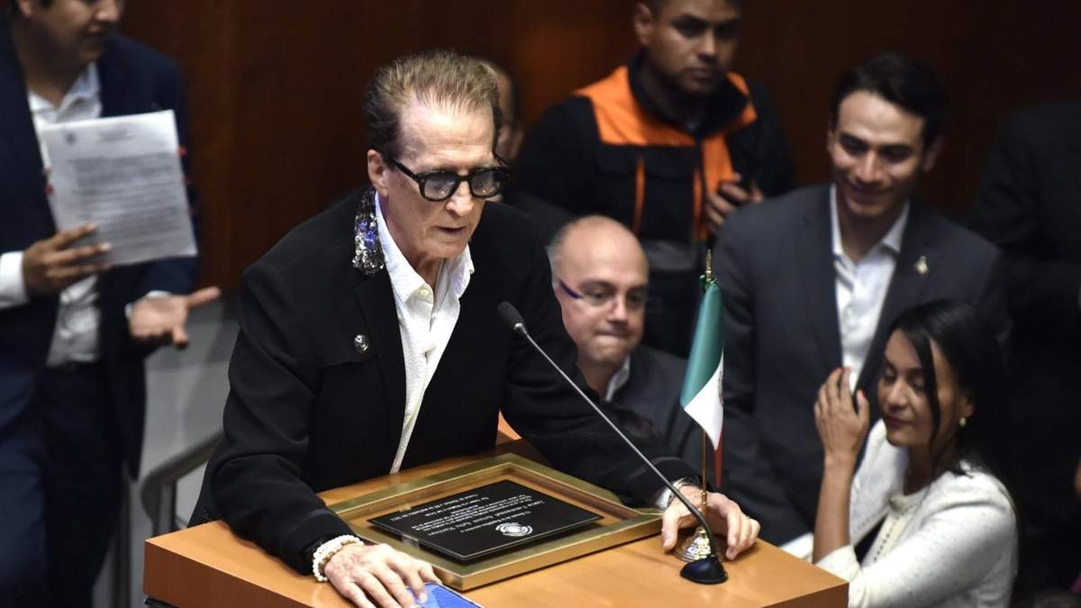 El cantante Emmanuel en la tribuna del Senado