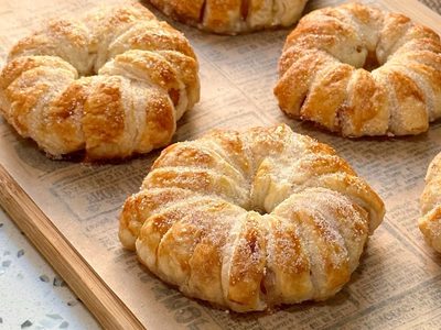 Rueditas hojaldradas de manzanas: salvá la merienda con esta receta fácil de hacer y súper económica
