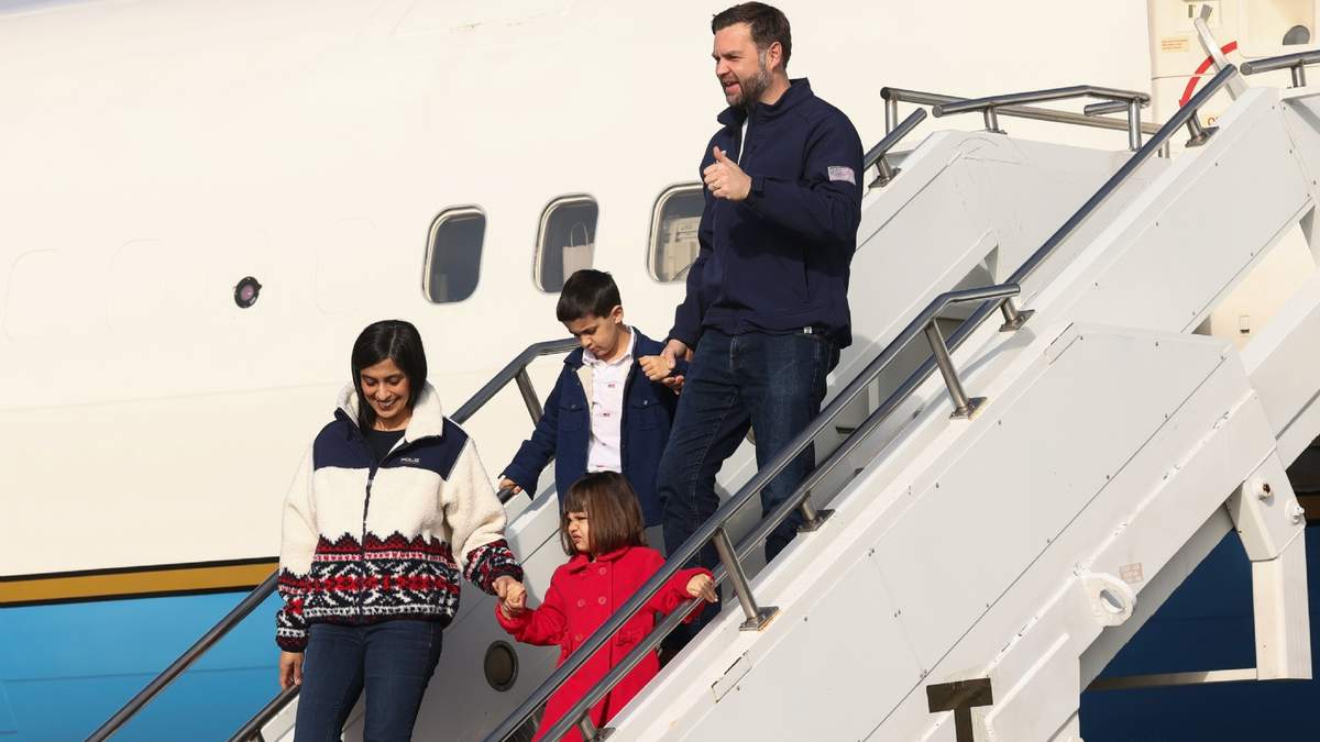 El vicepresidente de Estados Unidos, JD Vance; la segunda dama, Usha Vance, y sus hijos Mirabel y Vivek desembarcan del Air Force Two a su llegada a Milán, Italia, para los JJOO de Invierno de Milán-Cortina