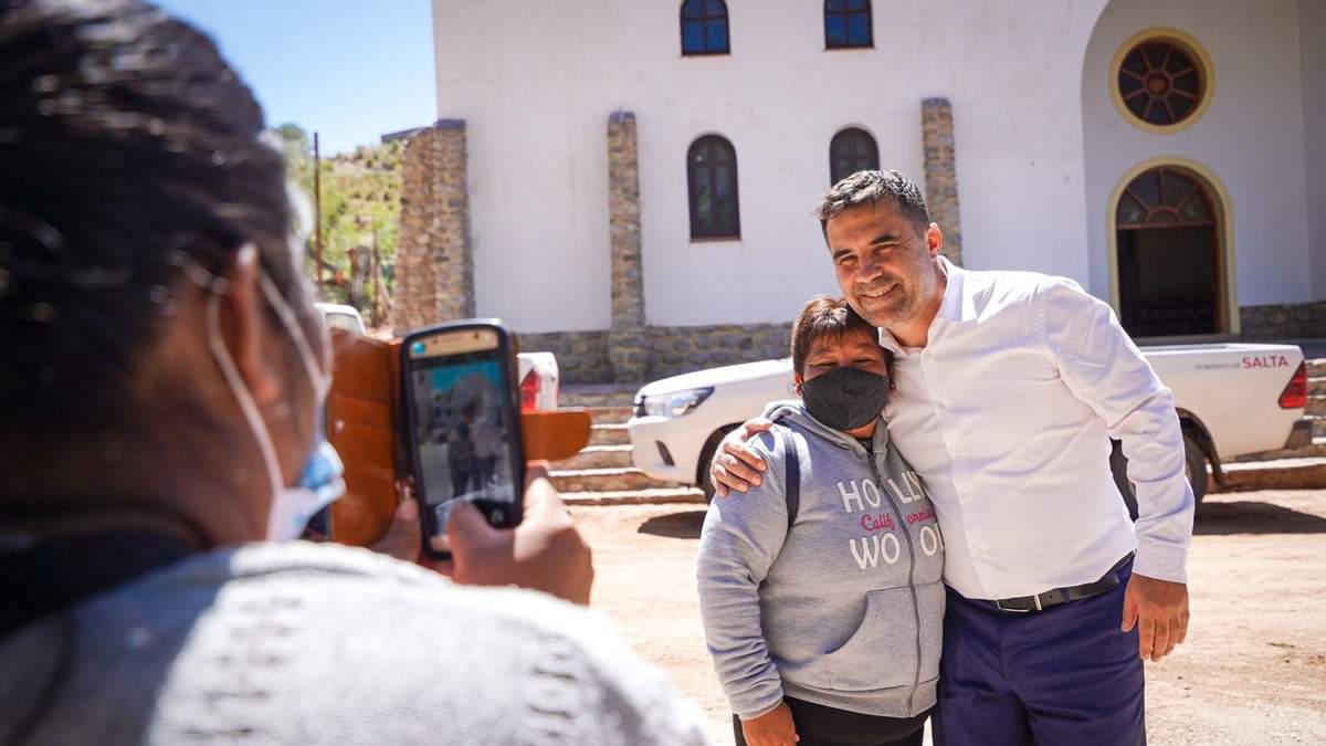 Darío Martínez con una de las vecinas salteñas. Fuente: (Twitter)