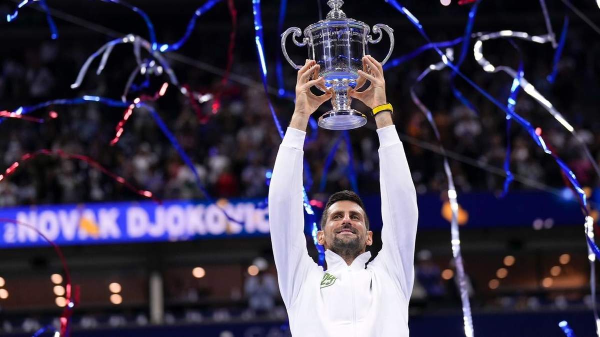 El serbio Novak Djokovic alza el trofeo de campeón tras derrotar al ruso Daniil Medvedev