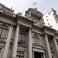 Cómo frenar al dólar: el Banco Central subió la tasa de plazos fijos al 30%