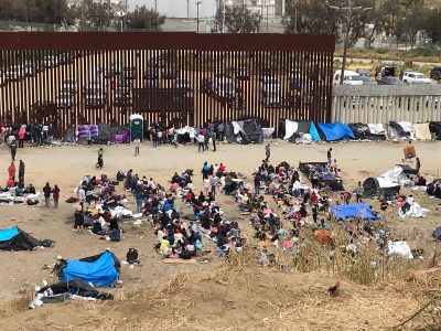 Migrantes atrapados en la frontera sobreviven con donaciones y pedidos con aplicaciones