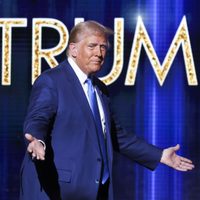 Trump asegura que en las encuestas va "mejor que nunca" y que los demócratas están desquiciados