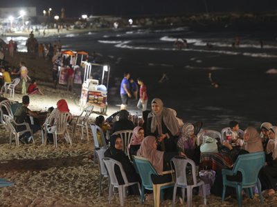 Las mujeres en Gaza salen de noche para escapar del calor y las penurias