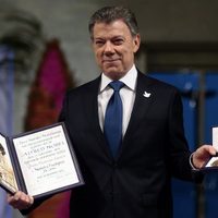 Recibe Santos el Nobel de la Paz; "Colombia está haciendo posible lo imposible", dice