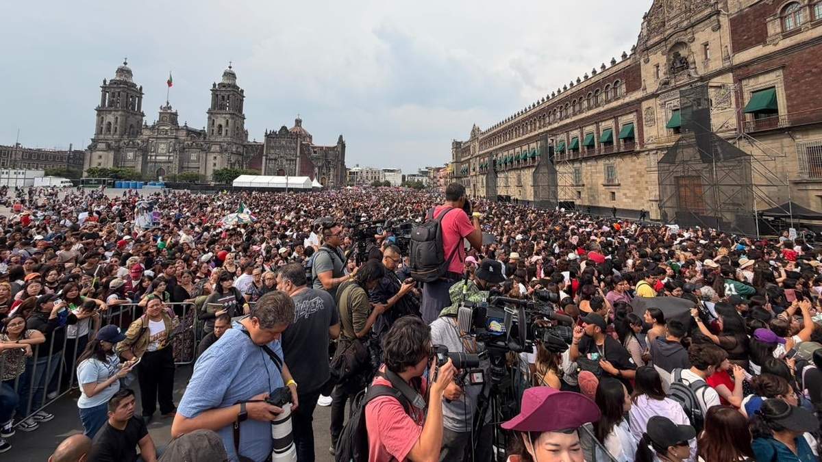 Fans de BTS en el zócalo capitalino