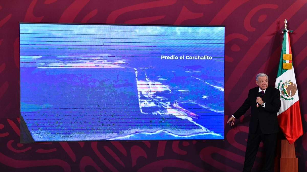 El presidente López Obrador muestra los terrenos explotados por Calica