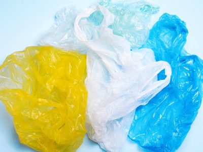 Transformá todas esas bolsas plásticas que tenés guardadas, en una increíble y colorida maceta para tus plantas