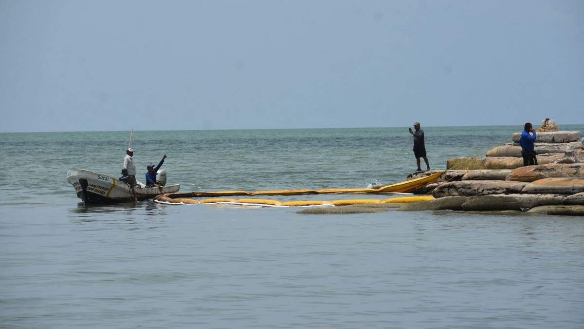 A pesar de que trabajadores han contenido partes de crudo que el mar está arrojando, el olor a combustóleo se percibe desde la entrada a la playa, aseguran ambientalistas