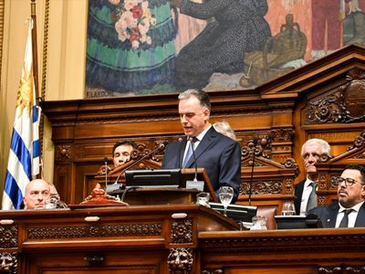 Orsi asume la Presidencia de Uruguay con economía, seguridad, pobreza y desaparecidos como prioridades