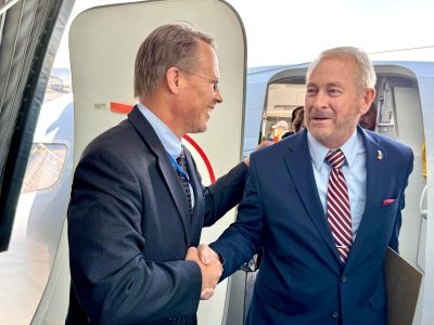 Ronald Johnson llega a México; el exjefe de la CIA que despachará desde la Embajada de EU