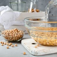 No tires el agua de los garbanzos después de hervirlos y prepará este alimento que muchos aman