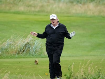 Trump entra a reunión con la UE y advierte que aranceles no bajarán del 15%