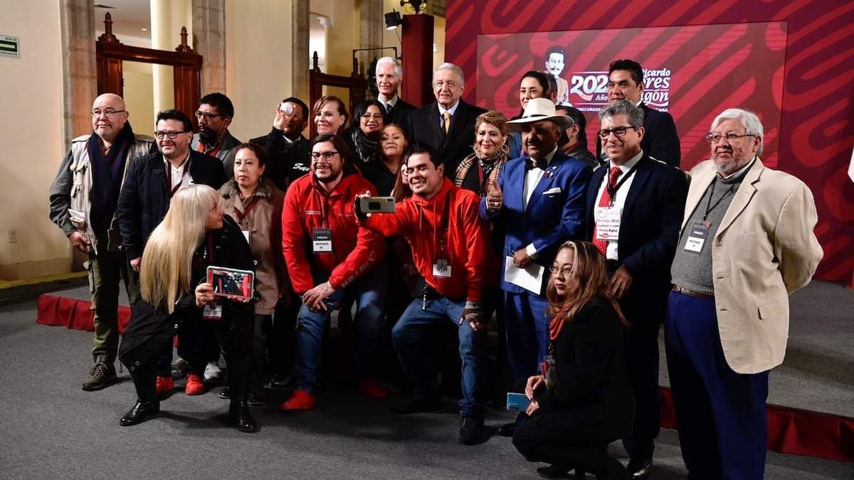 El presidente invitó a asistentes a la conferencia a tomarse la foto