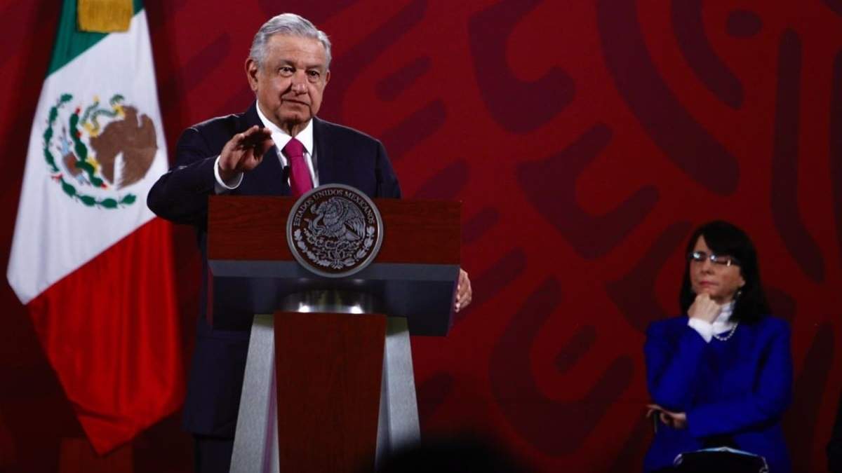 El presidente López Obrador y María Elena Álvarez Bullya, directora de Conacyt.