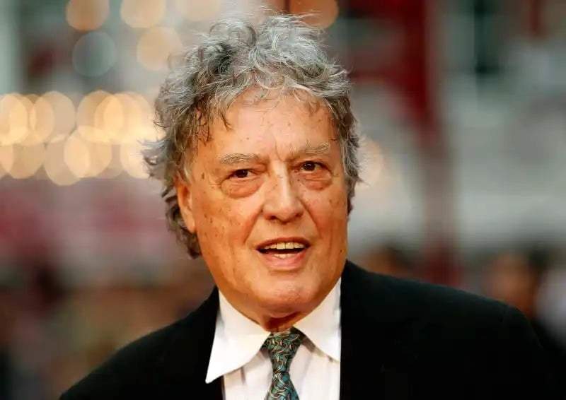 En esta foto de archivo del 4 de septiembre de 2012, el dramaturgo británico Tom Stoppard posa a su llegada al estreno mundial de "Anna Karenina" en Londres.