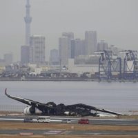Buscan grabadora de voz de avión de Japan Airlines involucrado en choque mortal