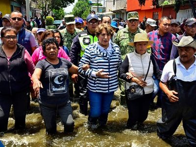 Entre reclamos, Delfina Gómez recorre inundaciones en Chalco; van 19 días con afectaciones