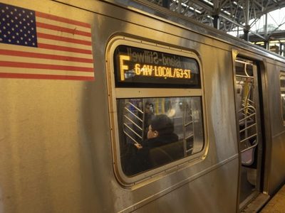 Policía revela identidad de mujer quemada en metro de Nueva York