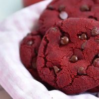Cookies red velvet: llevá las galletas a otro nivel con esta receta fit que sorprende por su sabor