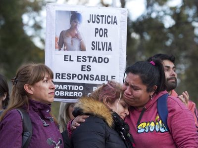 Entre lágrimas, dolor y abrazos pidieron justicia por el femicidio de Silvia Cabañares en Las Perlas