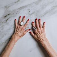 No hacen falta uñas largas para tener una manicura con estilo: los diseños de uñas cortas que arrasan