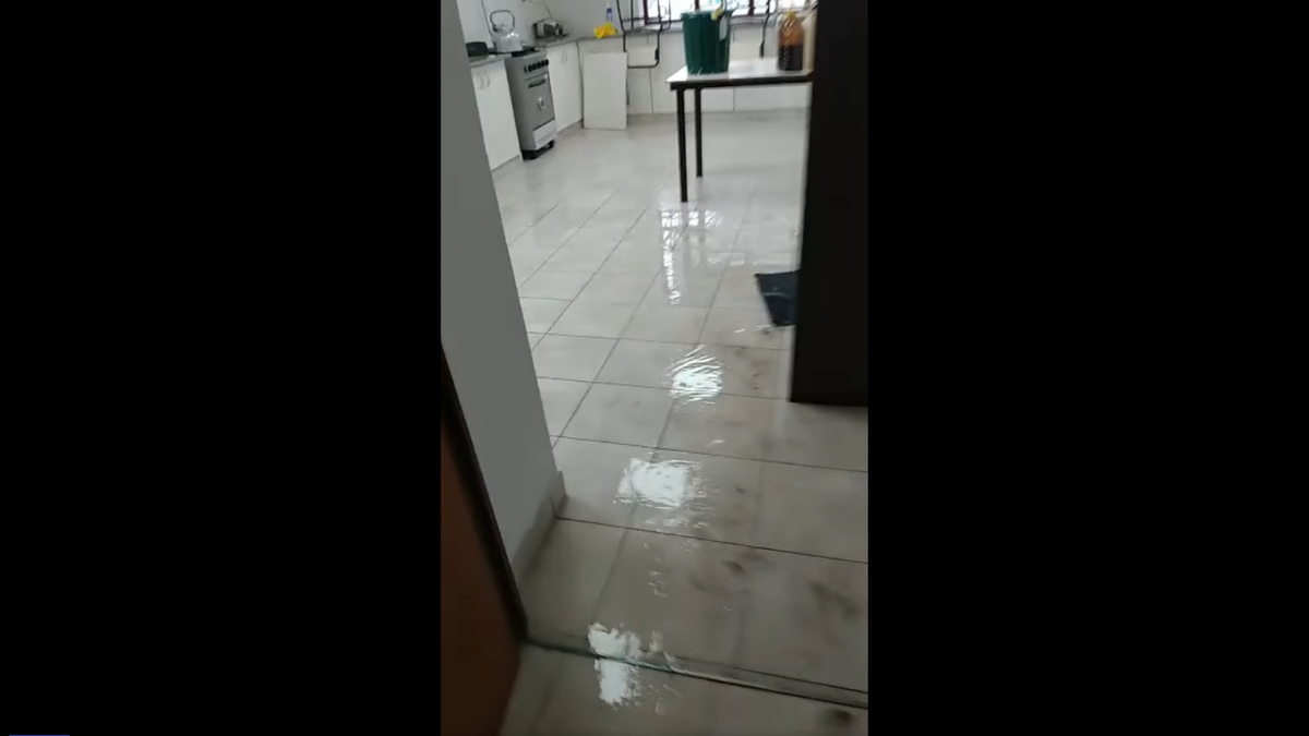 La pérdida de agua en el CPEM 34. Fuente: (Facebook)