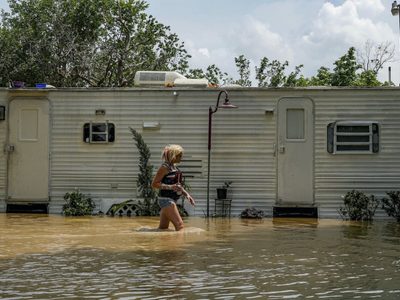 Inundaciones en Texas provocan cierre de escuelas; reportan muerte de un niño