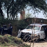 Granaderos y GN sitian pueblo indígena de Xalmimilulco para escoltar a personal de Casas Ara