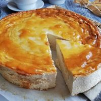 Tarta de yogur sin azúcar, sin harina y sin horno: con solo 4 ingredientes preparala en versión exprés