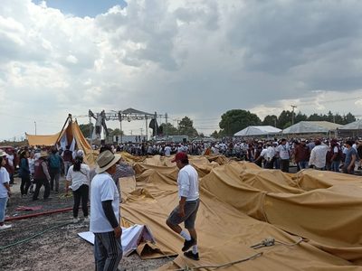 Cae lona sobre asistentes a cierre morenista en Xonacatlán, Edomex (Video)