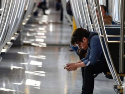 Sorprenden a cuatro hombres en acto íntimo dentro del Metro CDMX