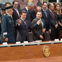 Peña presume 'presidencia democrática”; aumenta mil pesos mensuales a tropa
