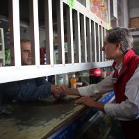 En medio del reparto de dádivas en Edomex, INE prohíbe uso de programas sociales en eventos masivos