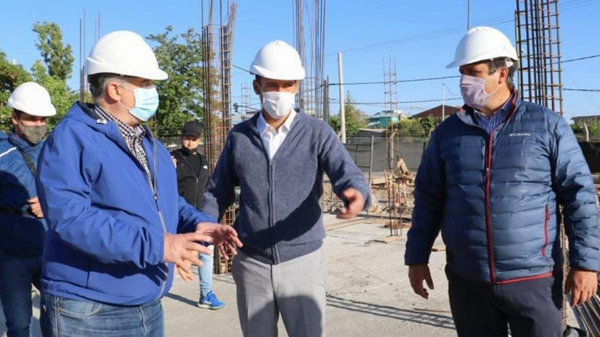 Omar Gutiérrez y Mariano Gaido recorren una obra juntos. Fuente: (Twitter)