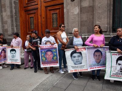 Padres de los normalistas de Ayotzinapa salen “decepcionados” de reunión con Sheinbaum