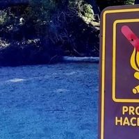 Indignación en Villa La Angostura: encuentran a turistas que hacían fuego a orillas del Nahuel Huapi