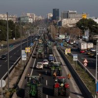 Segundo día de protestas: Agricultores cercan Barcelona con miles de tractores