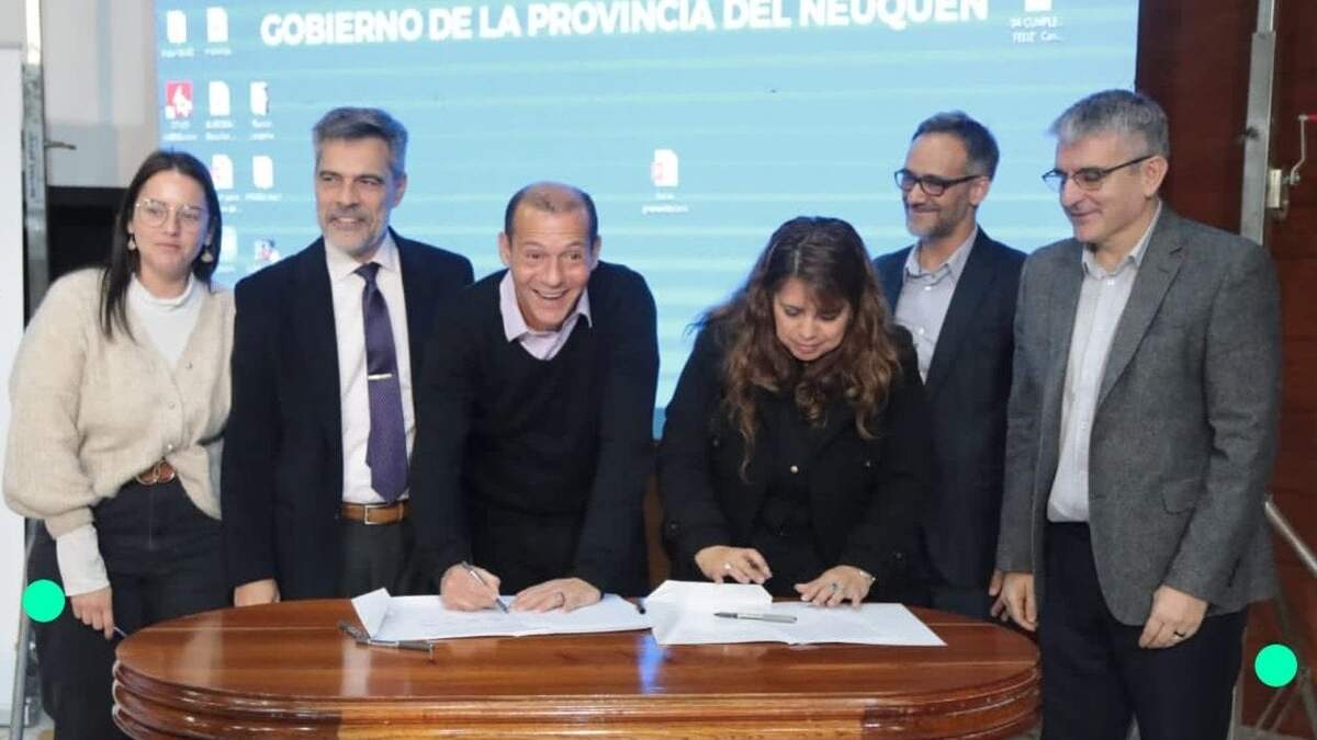 Firma de los acuerdos. Fuente (Twitter).